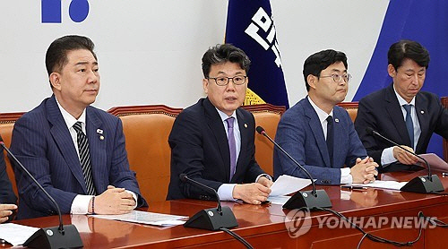 더불어민주당 진성준(왼쪽 두번째) 정책위의장이 24일 국회에서 열린 원내대책회의에서 발언하고 있다. 왼쪽은 김병기 당 대표 직무대행 겸 원내대표. [연합뉴스]